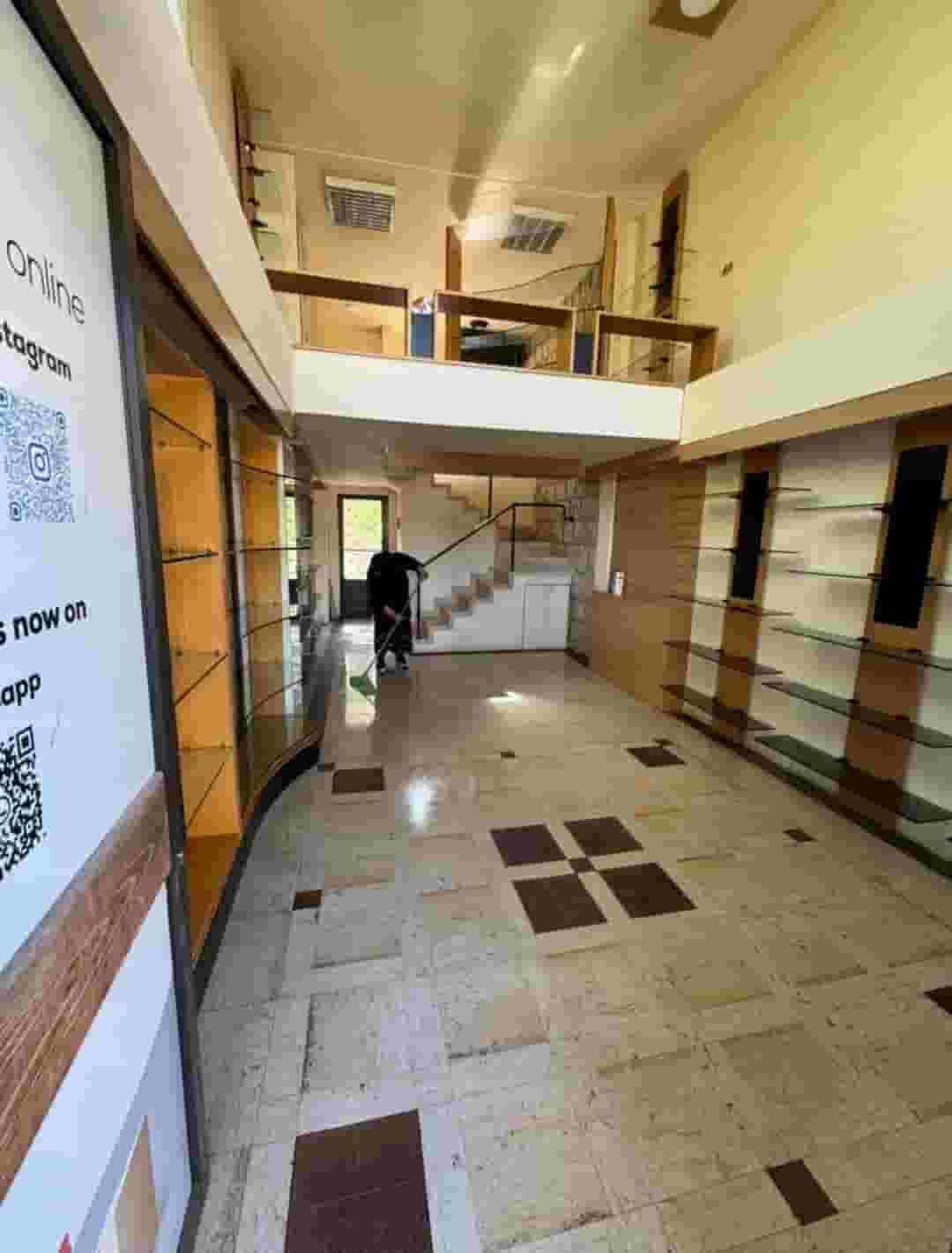 للايجار محل تجاري حجر وسط حمانا