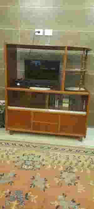 طاولة تلفزيون خشب بحالة ممتازة.