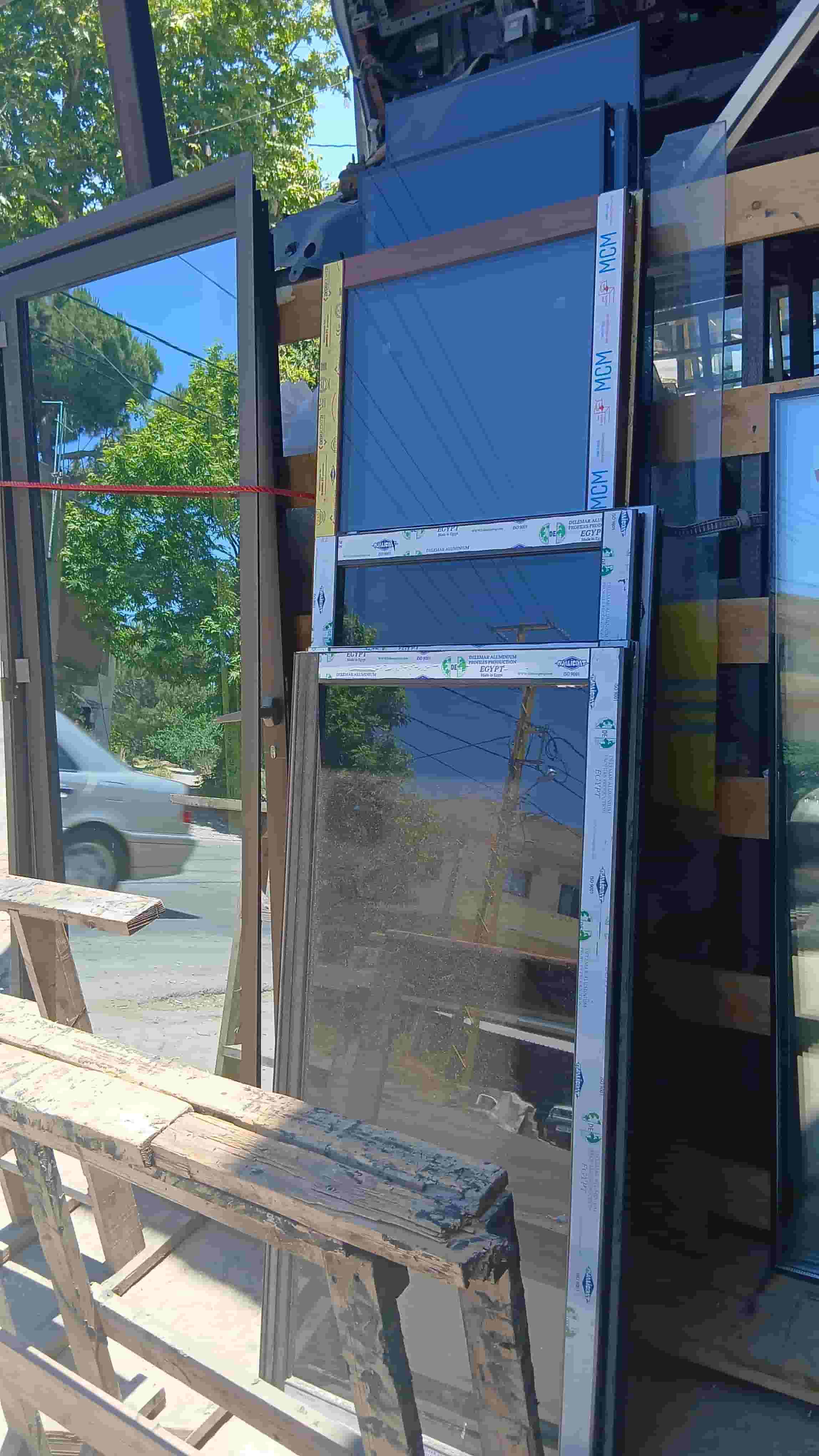 Glass and aluminum technician