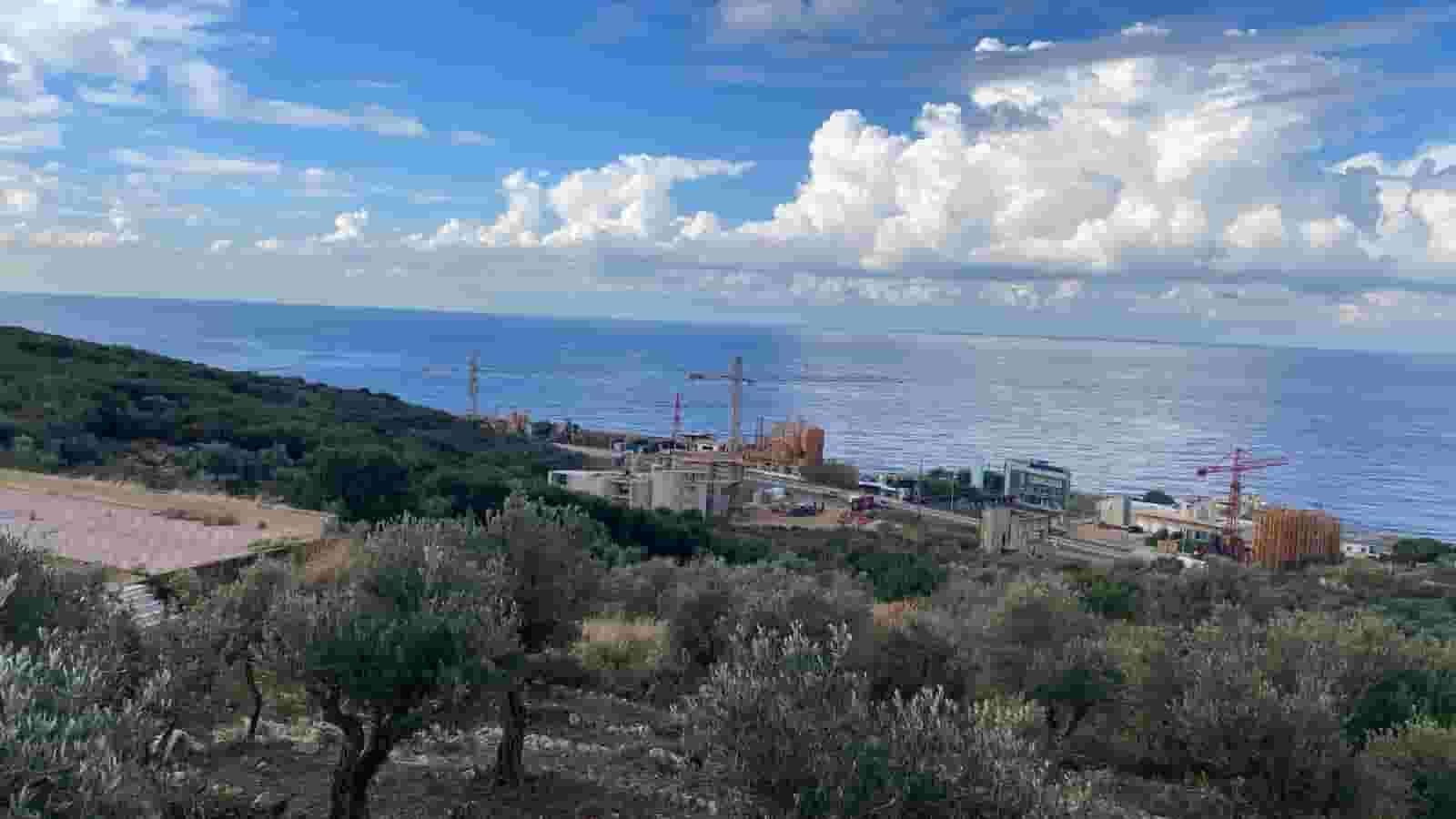 ارض للبيع في المنصف مطل على البحر مساحة 1015متر ارض للبيع في المنصف مطل على البحر مساحة 1015متر